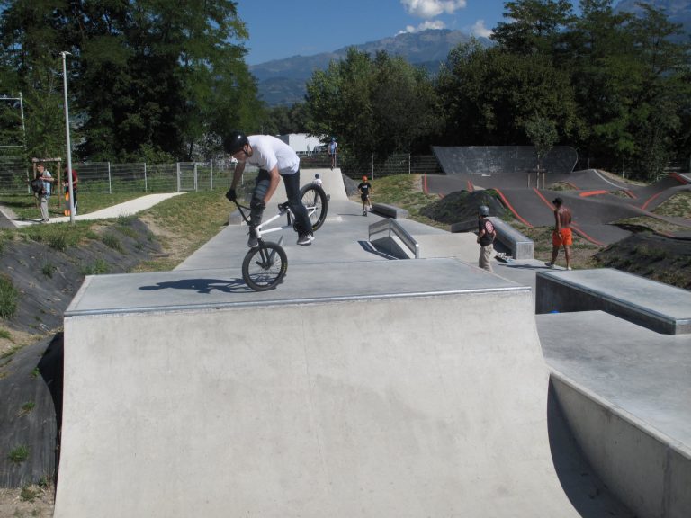 un pump track a ete ajoute au parc il s agit d un circuit ferme pour la pratique du vtt bmx skate rollers ou trottinette photo le dl amanda gaillard 1599413490 768x576
