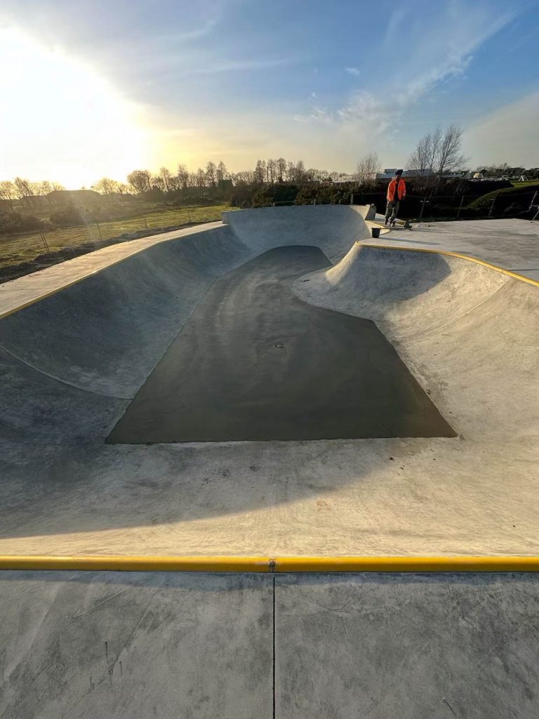 skatepark Lesneven bowl 768x1024