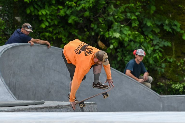 des ouvriers du chantier se sont lances dans le bowl pour realiser quelques figures et verifier que tout est bien en place photo lea didier 1716558662 768x511