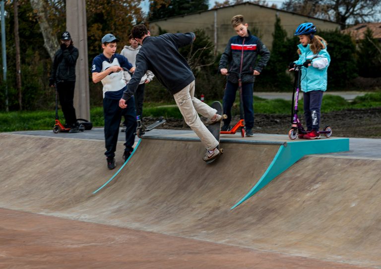 Caumont sur Durance Skatepark courbe 768x543