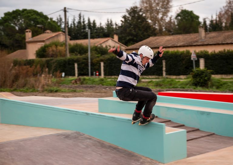 Caumont sur Durance Skatepark rail 768x543