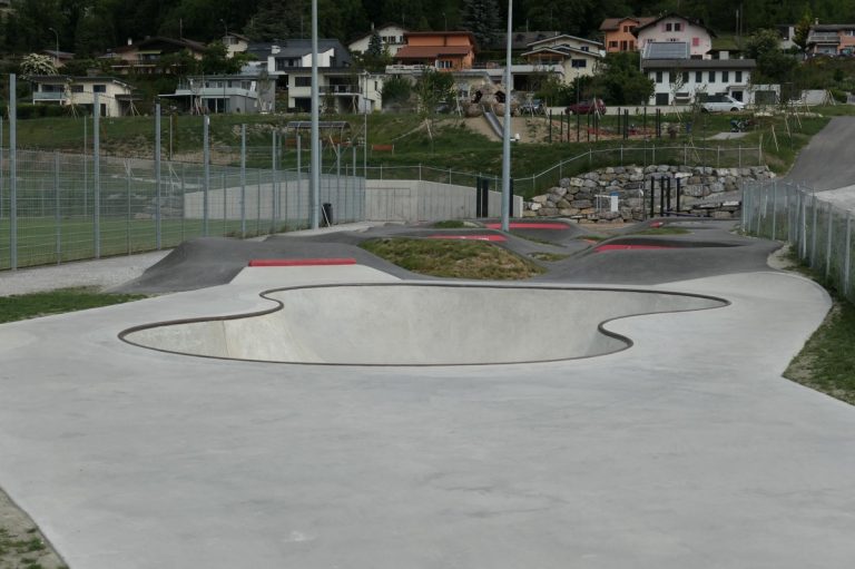 Skatepark saviese bowl 768x511