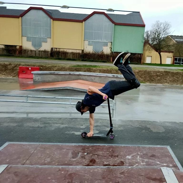 skatepark vezin le coquet handplant 768x768