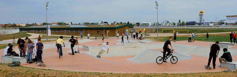 Skatepark Vaulx en Velin Full people 768x249