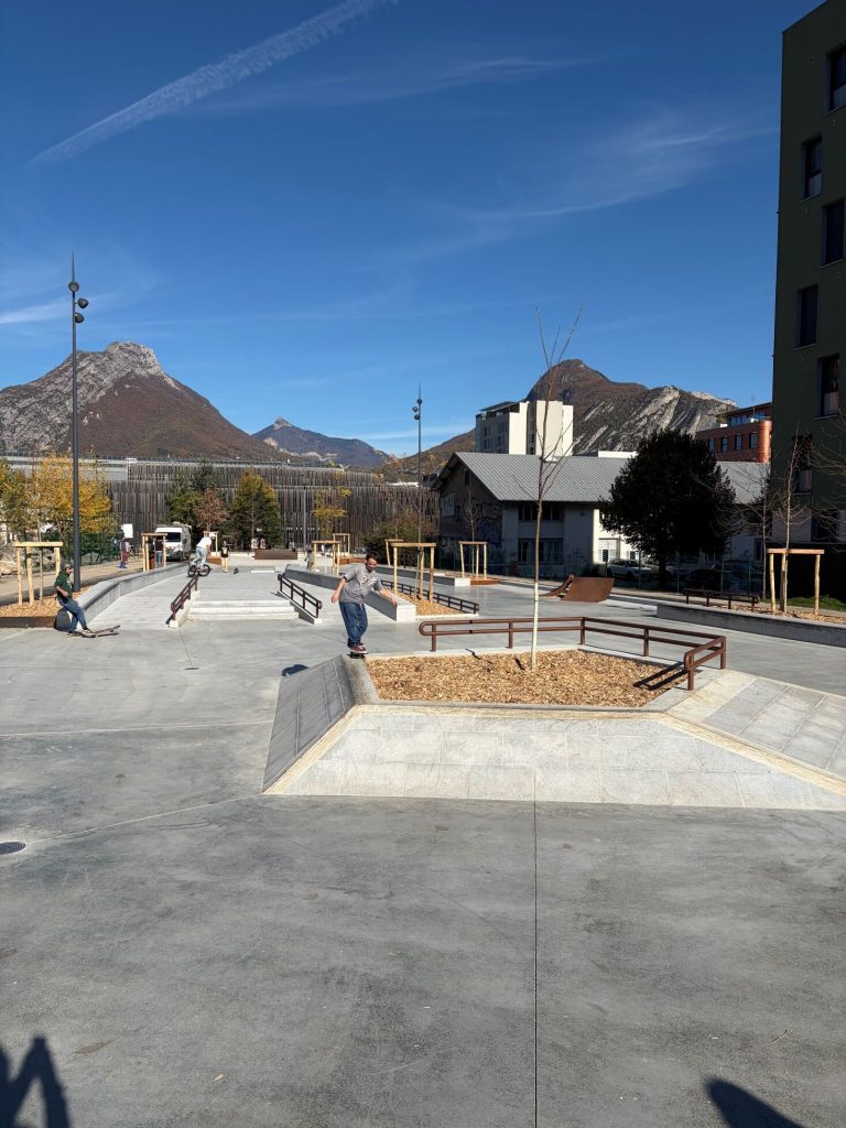 Street Plaza – Bouchayer Viallet 04 768x1024