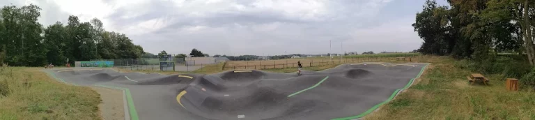 Pumptrack de saint Pere Marc en Poulet 03 768x172