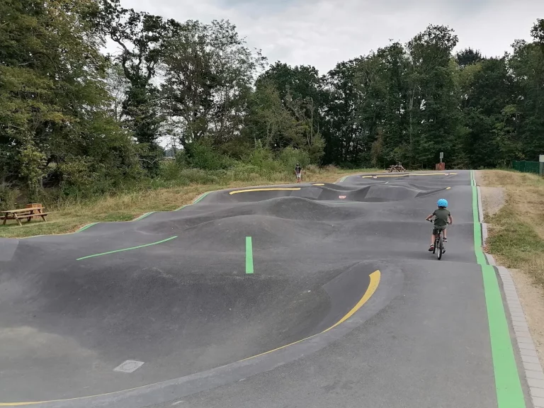Pumptrack de saint Pere Marc en Poulet 04 768x576