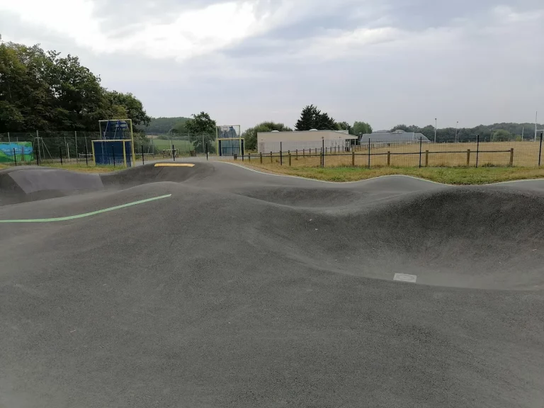 Pumptrack de saint Pere Marc en Poulet 11 768x576