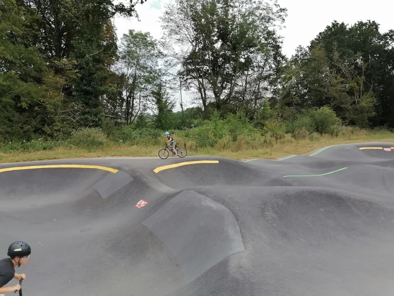 Pumptrack de saint Pere Marc en Poulet 13 768x576